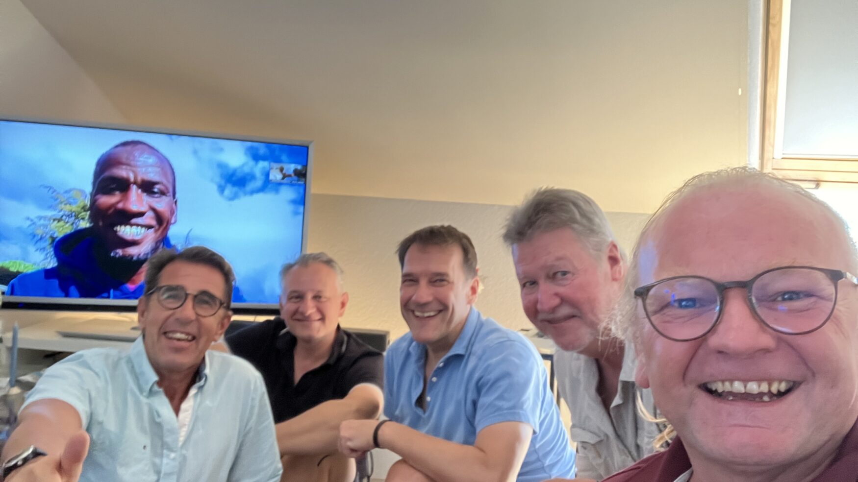 Neue Projekte im Blick: Das Team von Starkmacher Impact3 bei einem Meeting. Credit: Matthias Kaps