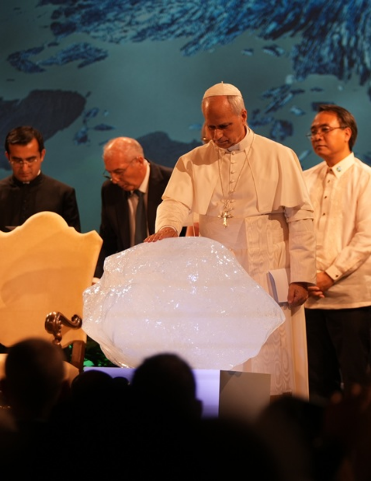 Papst Leo XIV. segnet einen 20.000 Jahre alten Eisblock aus Grönland.