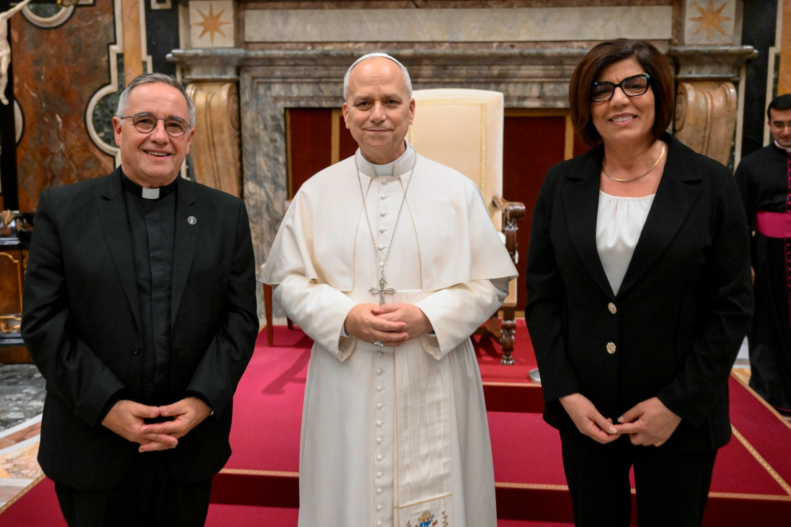 Papst Leo XIV. mit Margaret Karram und Roberto Almada. © Vatican Media