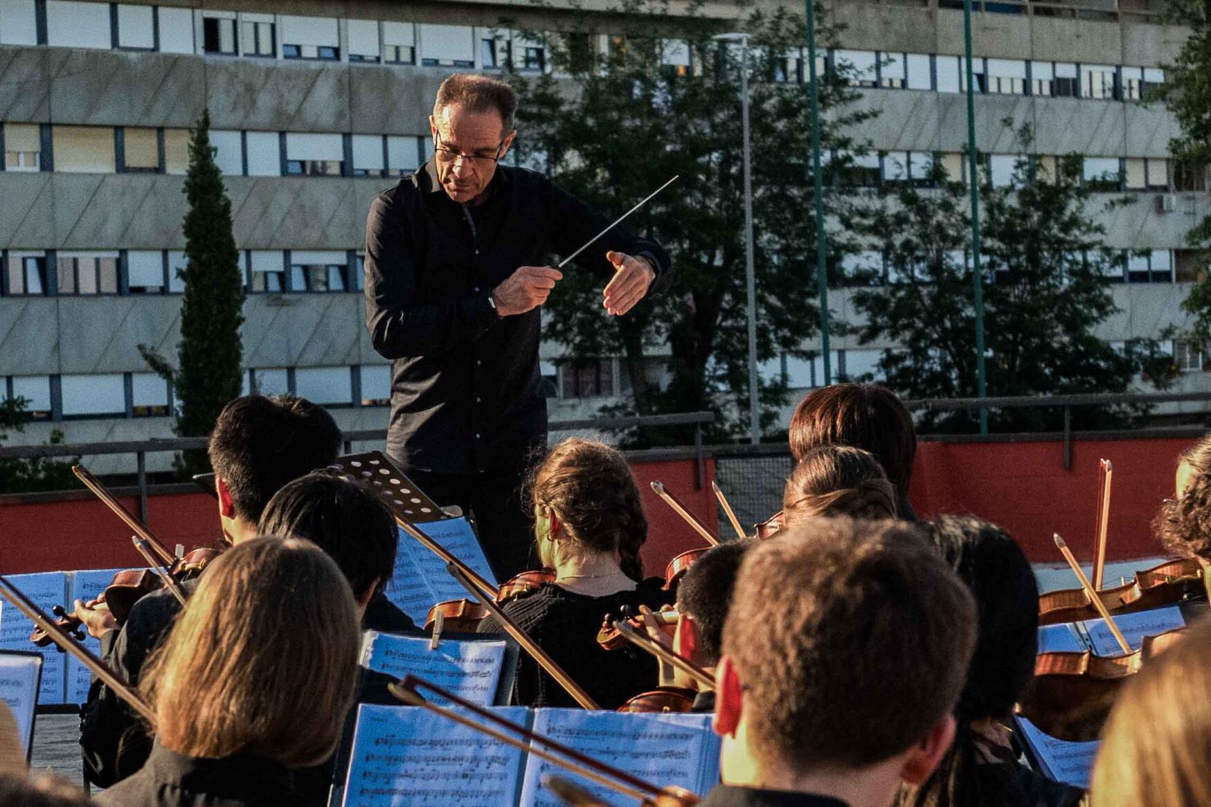 Ein besonderes Konzert: Christian Kewitsch dirigiert das Schulorchester.