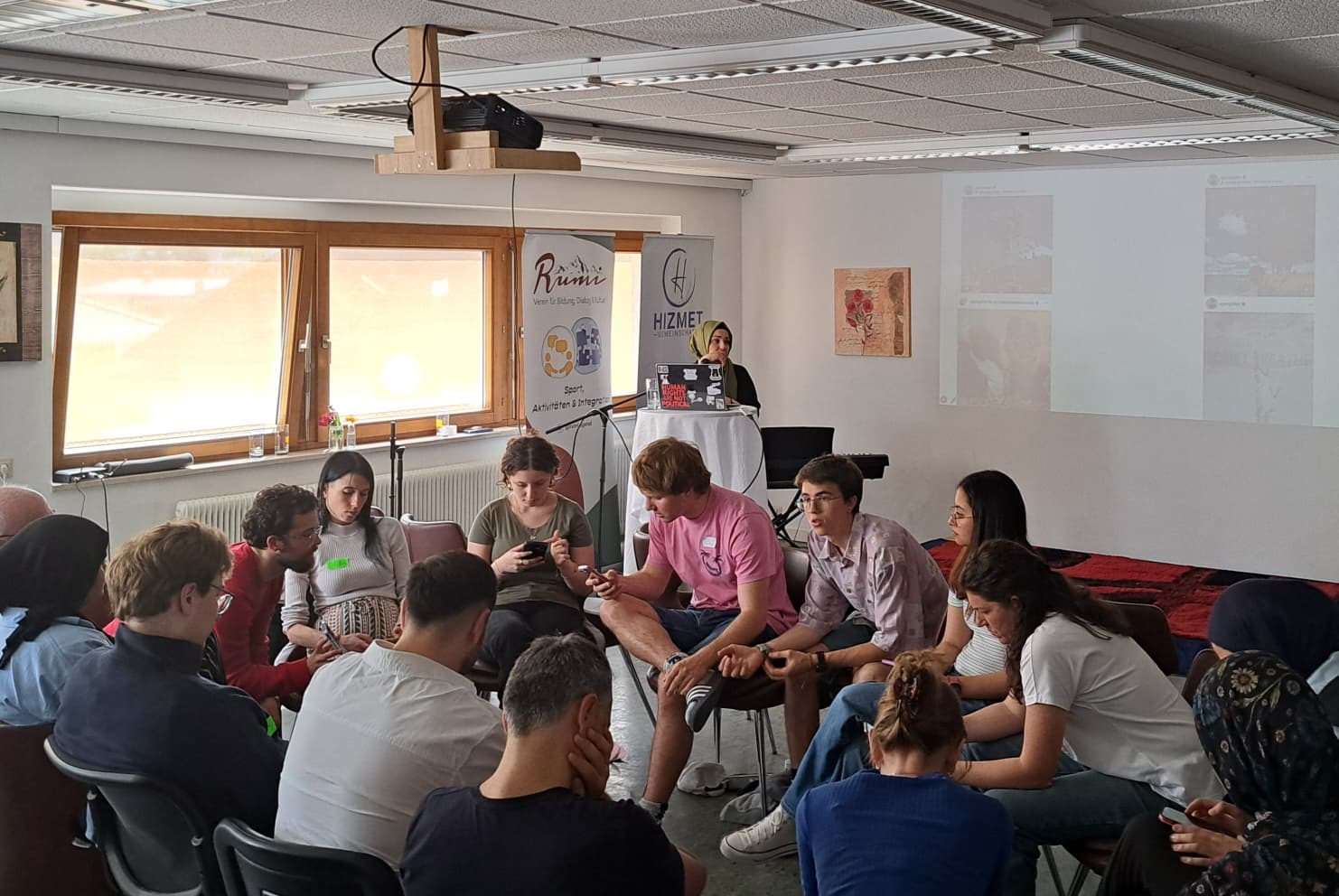 Der Austausch in Workshops vertiefte das zuvor Gehörte. Foto: Friedensseminar-Team