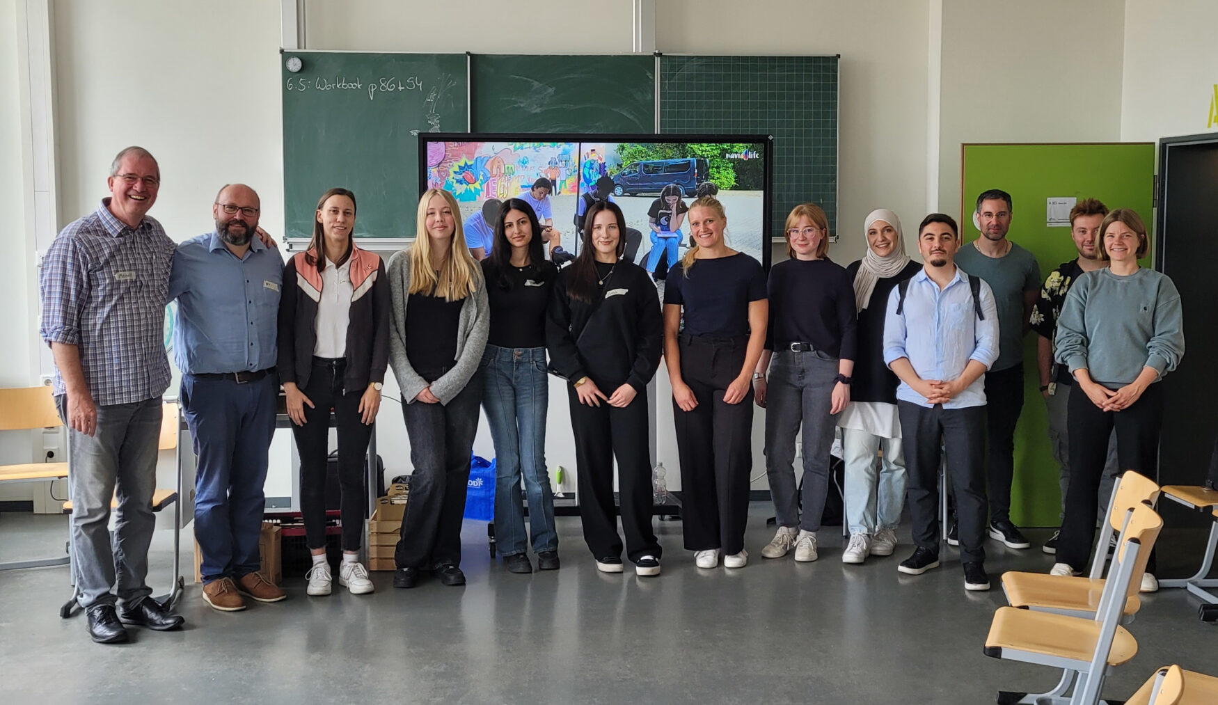 Meinolf Wacker (l.) mit dem navi4life-Team und Lehrkräften der Anne-Frank-Gesamtschule Dortmund. Foto: navi4life
