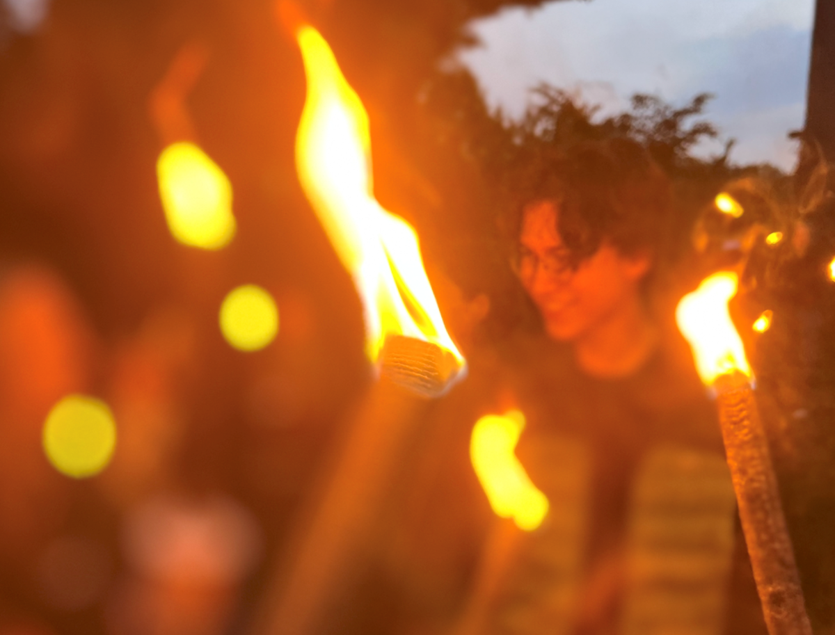 Lagerfeuer und Stockbrot gehören dazu. Foto: Hubert Schulze-Hobeling