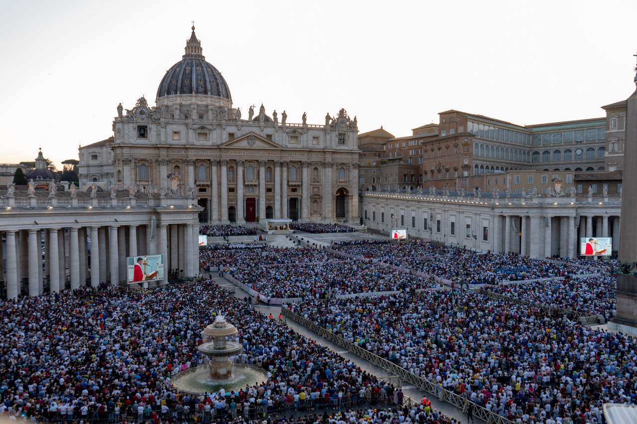 Pfingst-Gottesdienst auf dem Petersplatz. Foto: Centro Santa Chiara