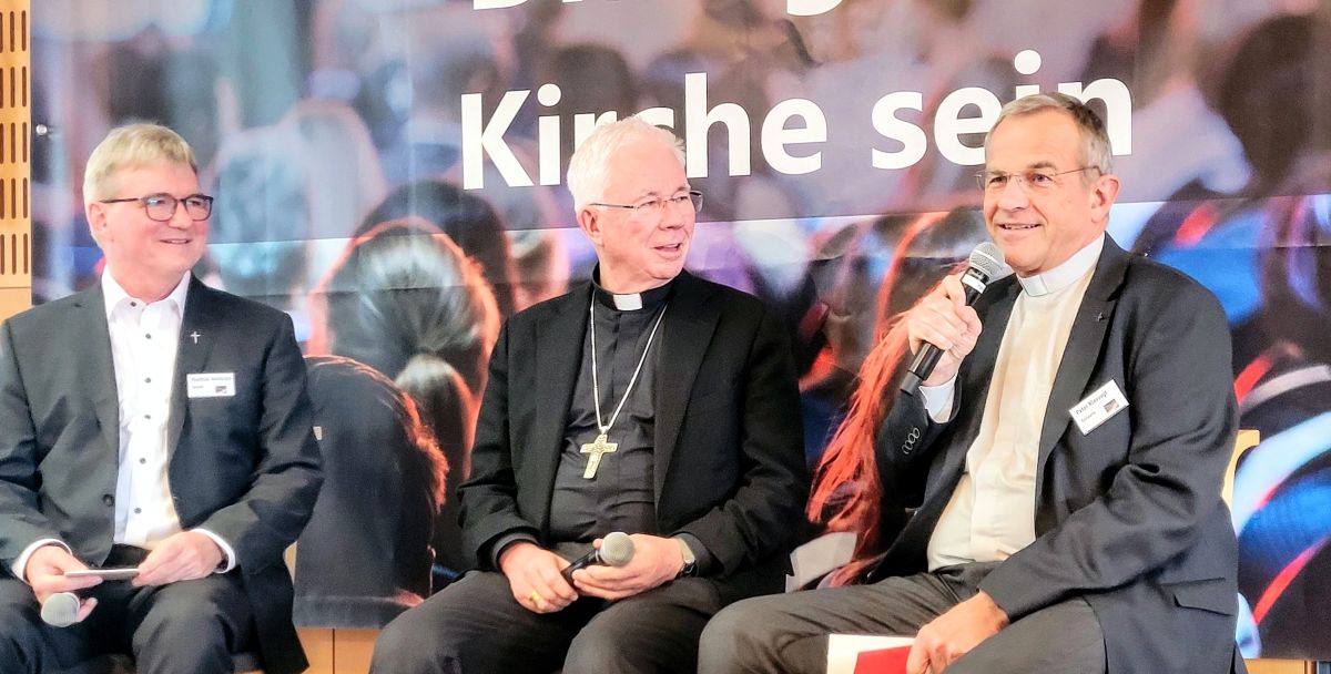Priestertreffen in Salzburg, mit dabei Salzburgs Bischof Franz Lackner (Mitte). Foto: Klaus Honermann