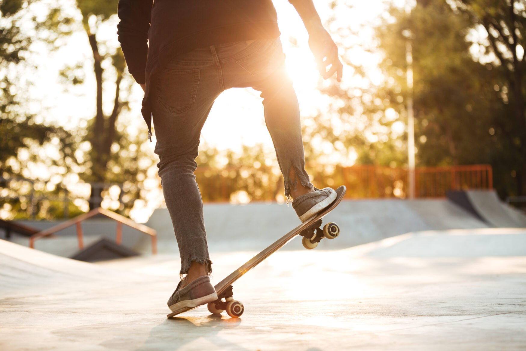 Jugendlicher macht Tricks mit dem Skateboard. Symbolfoto: drobotdean - Freepik.com