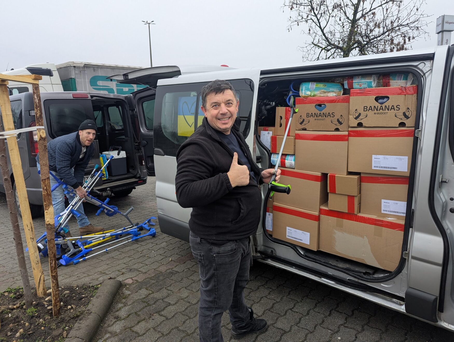 Beim Umladen: An der Grenze zur Ukraine übernehmen griechisch-katholische Priester die Hilfsgüter aus der Schweiz. Foto: Verein "Engagiert mit Herz"