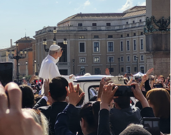Großer Andrang bei der Amtseinführung von Papst Leo XIV. auf dem Petersplatz. Foto: Movimento dei Focolari Rom