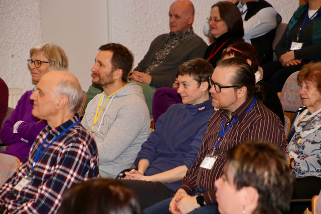 Aufmerksames Zuhören im Saal. Foto: Maria Kny