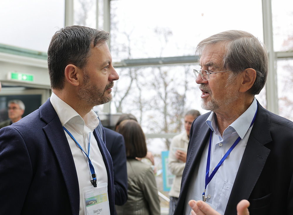 Zwei ehemalige Ministerpräsidenten im Gespräch: Eduard Heger (l.) und Alojz Peterle. Foto: G. Neuhold