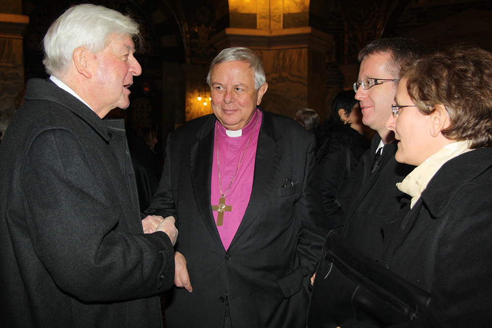 Bischof Christian Krause (2.v.l.) bei der Verleihung des Klaus Hemmerle-Preises. Foto: Martin Felder
