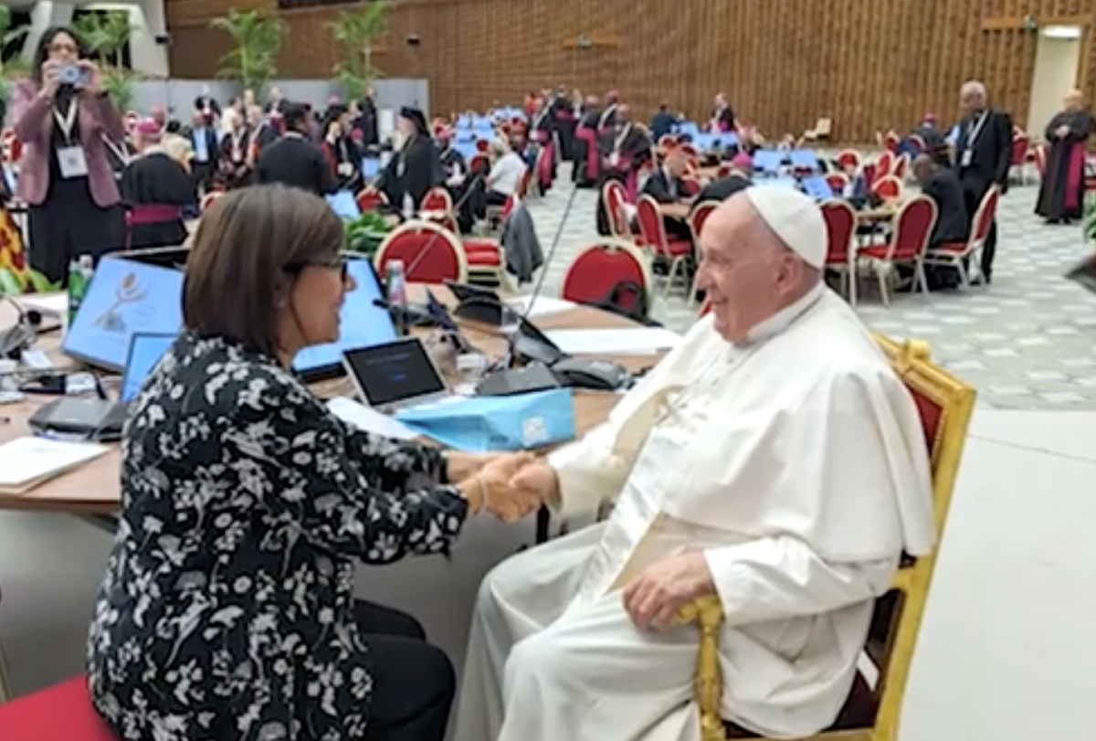 Margaret Karram spricht am Rand der Synode mit Papst Franziskus. Foto: Centro Santa Chiara Audiovisivi