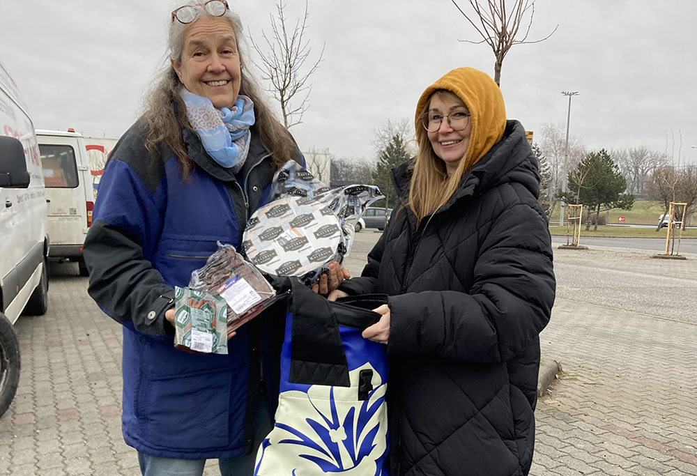 Aus der Schweiz in die Ukraine: Auch ein paar persönliche Geschenke sind in den Transportern. Foto: Verein "Engagiert mit Herz"