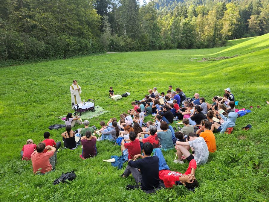 Messe im Freien. Foto: Fokolar-Bewegung Schweiz