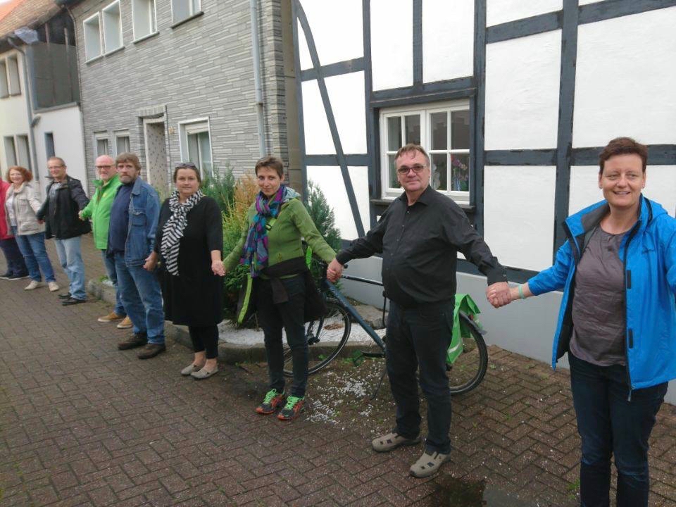 Eine Menschenkette für den Frieden in Kamen. Foto: Sebastian Kreutzkamp