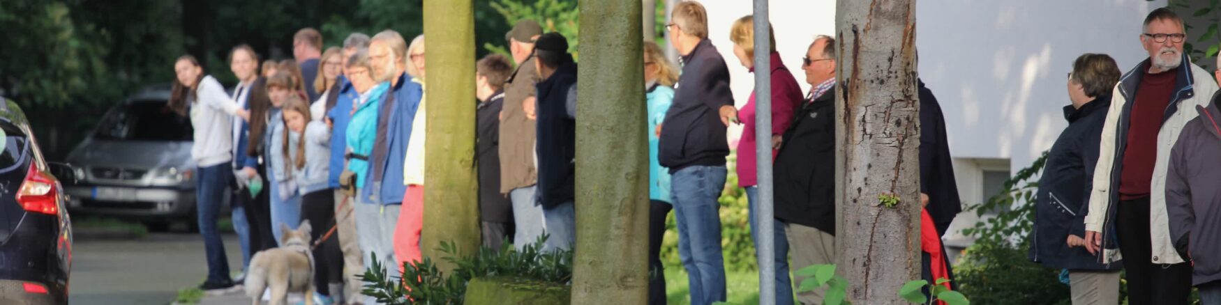 Eine Menschenkette für den Frieden in Kamen. Foto: Sebastian Kreutzkamp