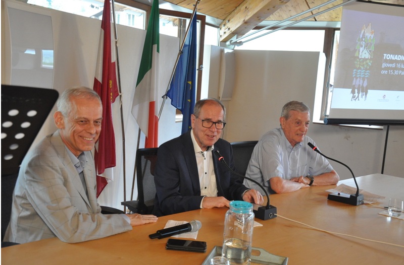 Preisverleihung an Gerhard Proß (Mitte) in Tonadico, der Stadt des Paktes. Foto: Roberto Di Pietro