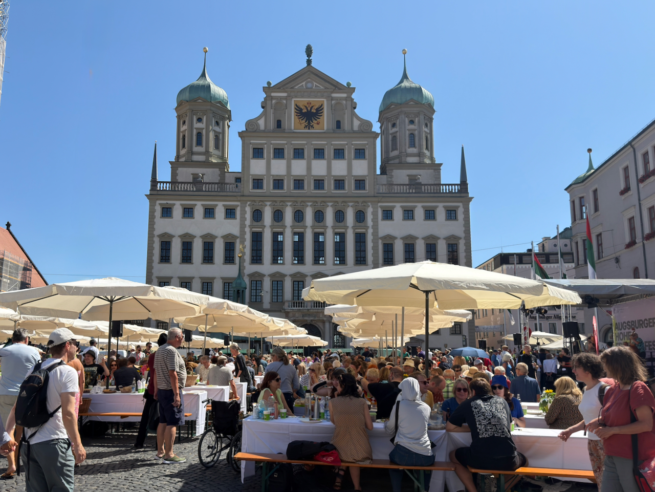 Die große Friedenstafel vor dem Augsburger Rathaus. Foto: Ulrike Comes