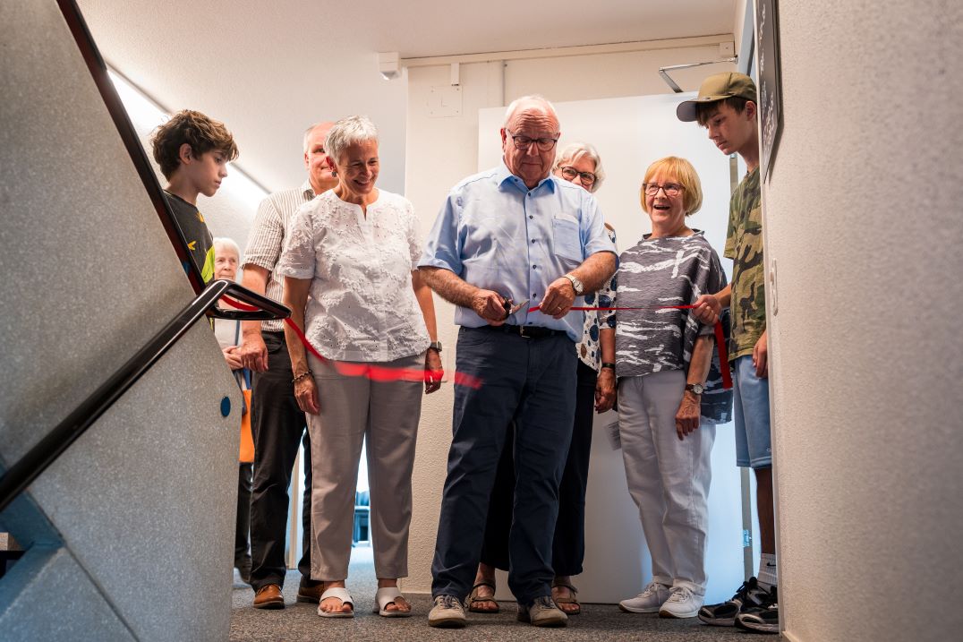 Eröffnung der Ausstellung „Dialog bewegt“: vrnl: Annemarie Baumgarten (die Künstlerin, die die Ausstellung gestaltet hat), Beat Filliger (Vertreter der Fokolar-Gemeinschaft von Baar), Susanne Ganarin (Co-Präsidentin Verein Fokolar-Bewegung Schweiz). Foto: Markus Haas, zvg