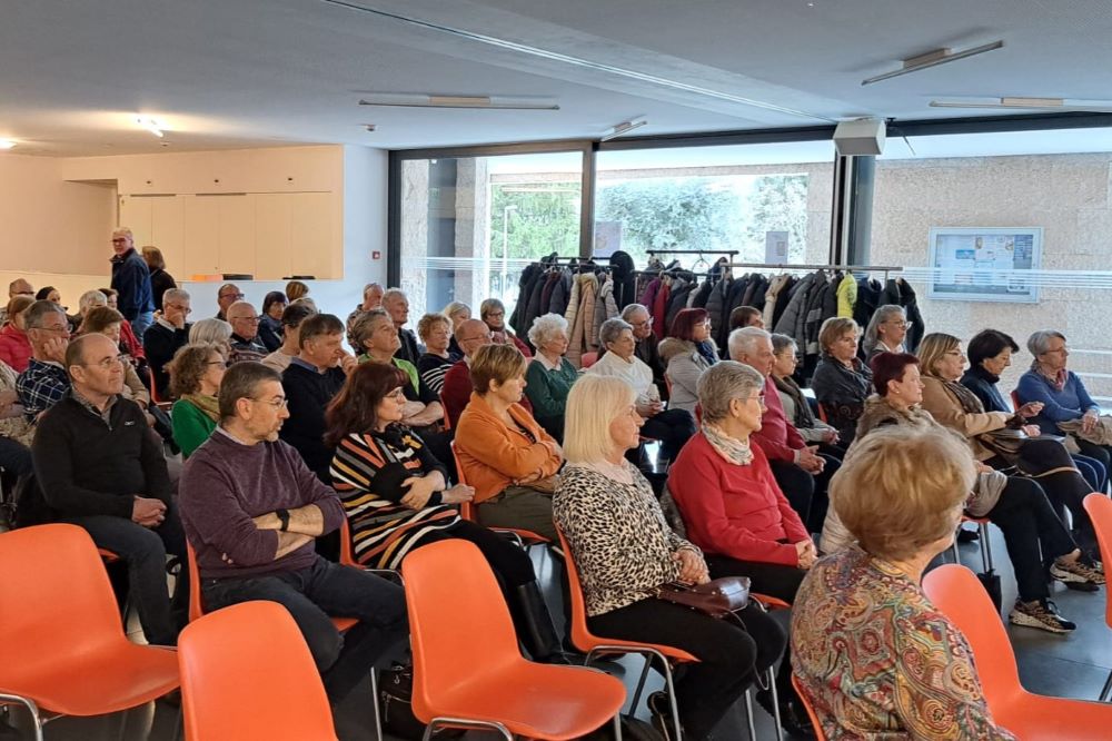 Blick in den Saal; Foto: Emilio Devrel