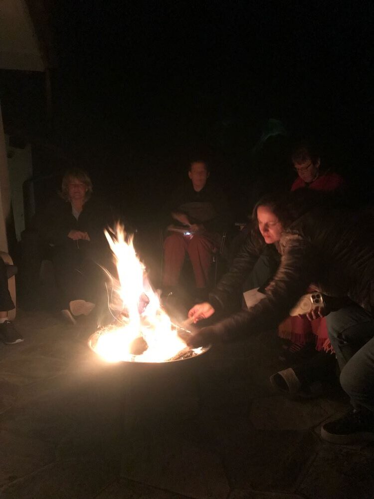 Gemütliches Beisammensein am Lagerfeuer; Foto: Noemi Deak